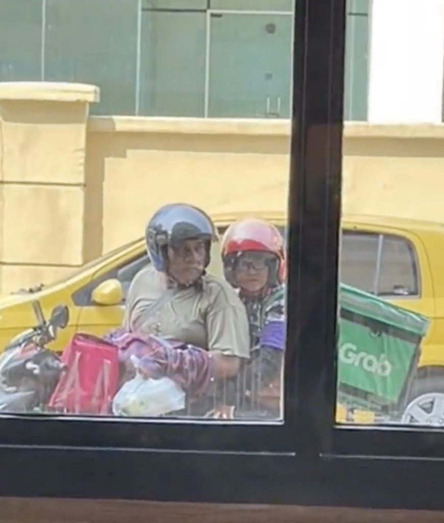 Jadi Rider Hantar Makanan, Pasangan Warga Emas Ini Buat Netizen Sebak